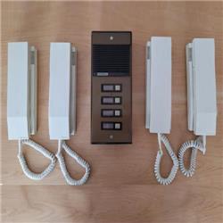 KIT MULTIFAMILIAR SOLO AUDIO CON 4 TELEFONOS, FRENTE + FUENTE