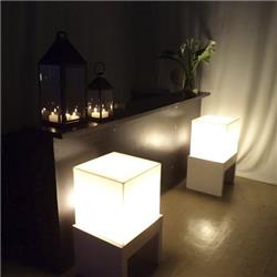 LAMPARA DE MESA CUBIC CERRADO BLANCO 20CM X 20CM X 20CM ALTURA E27
