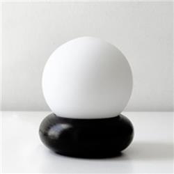 LAMPARA DE MESA HAMBURGO MV12 MADERA NEGRA CON TULIPA OPAL E27