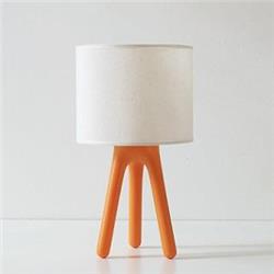 LAMPARA DE MESA PUMPI MC PATAS NARANJA CON PANTALLA MARFIL E27