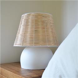 LAMPARA DE MESA LUIGI MEDIA ESFERA BLANCA CON PANTALLA EN RATTAN E27