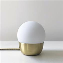 LAMPARA DE MESA DIMI NUTO ORO SATIN TULIPA DE VIDRIO OPAL E27